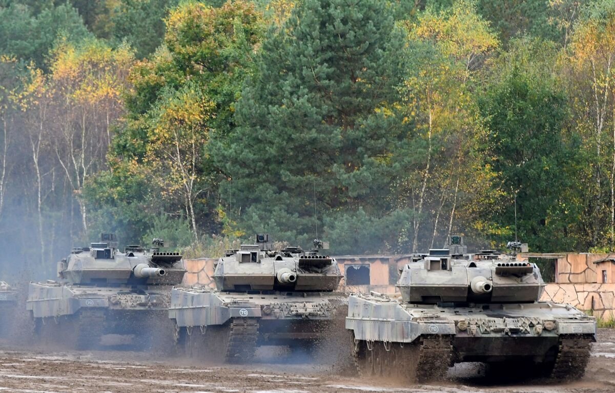Una fila de tanques Leopard 2