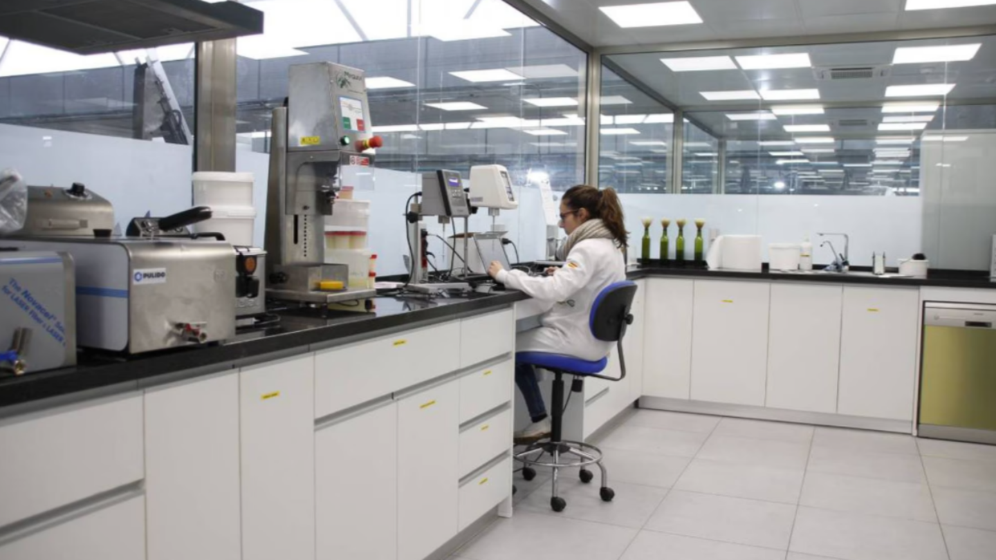Imagen de una investigadora de la aceitera Acesur en Vilches, Jaén