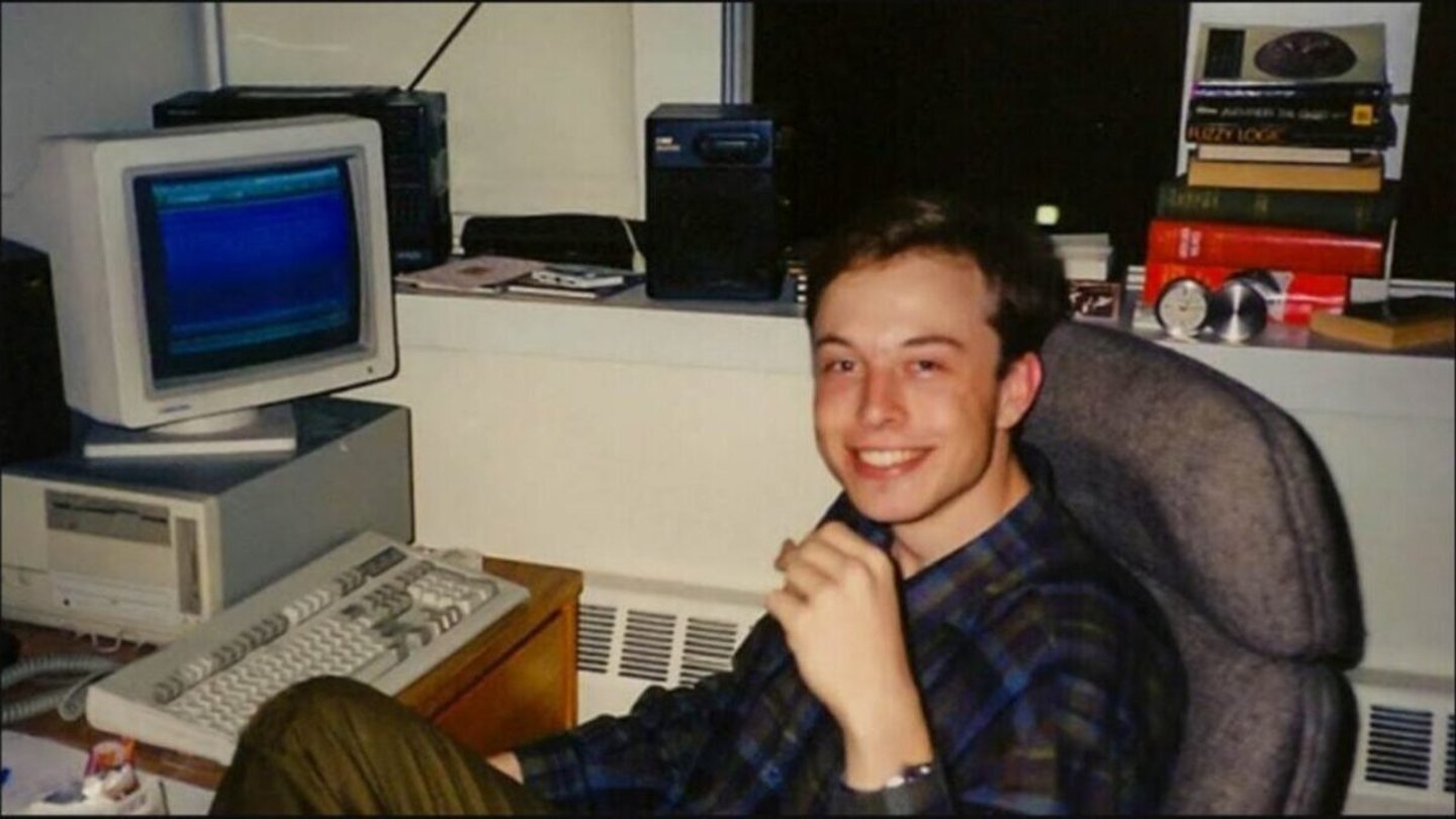 Elon Musk frente a un ordenador