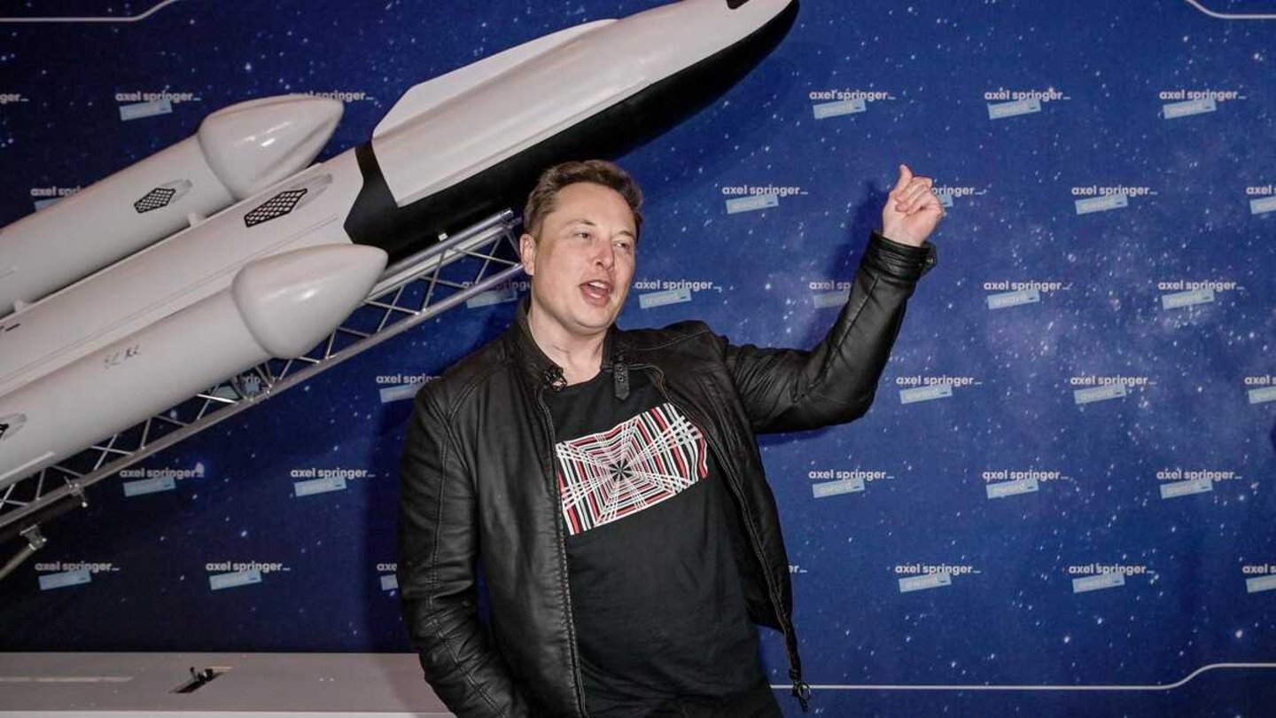Elon Musk posa con un cohete Falcon detrás