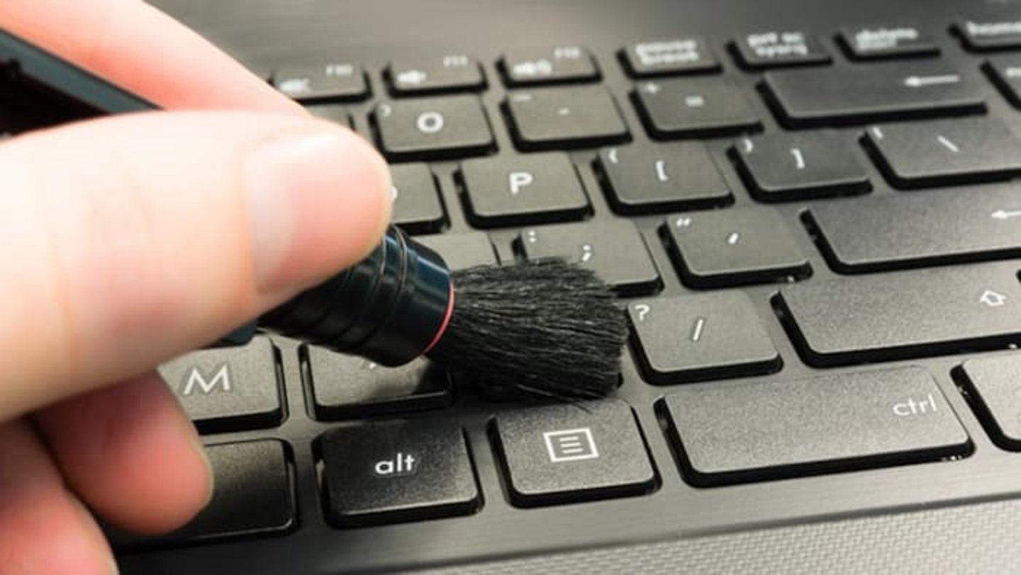 Limpiar el teclado puede ayudarte a solucionar muchos problemas que este pueda presentar