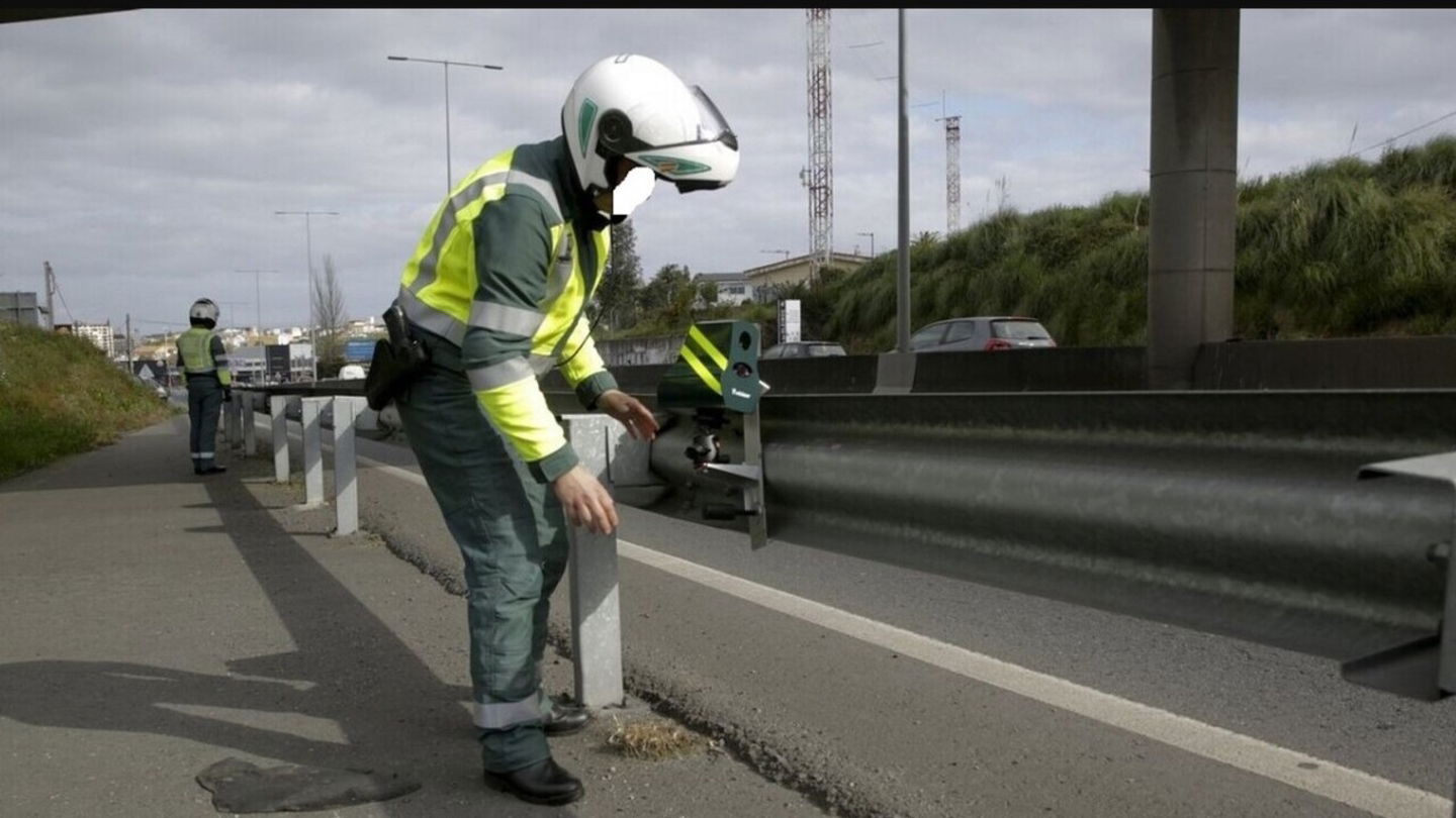 Instalación de un radar móvil en la carretera