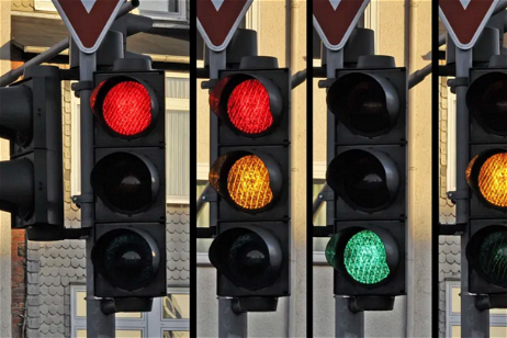 Expertos proponen una cuarta luz especial en los semáforos para coches autónomos: así es como funcionaría