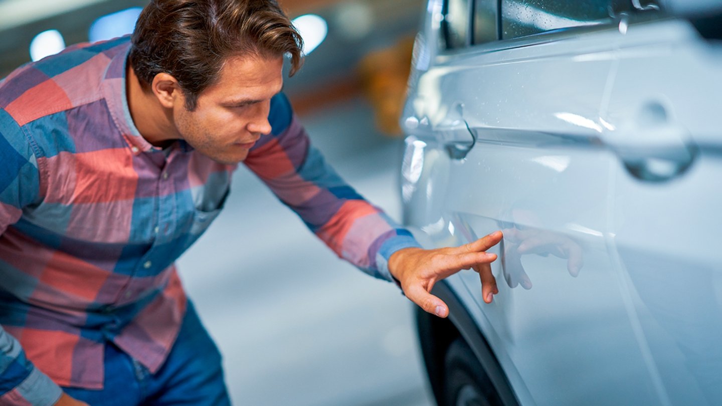 3 formas de quitar arañazos del coche - wikiHow  Arañazos coche,  Reparación de autos, Lavadero de autos
