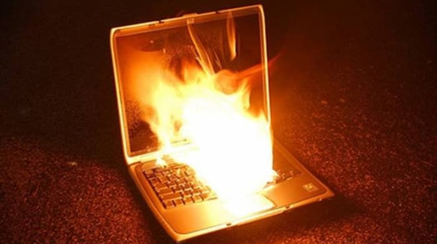 Uno de los peores escenarios posibles al mojar tu portátil es que este estalle en llamas