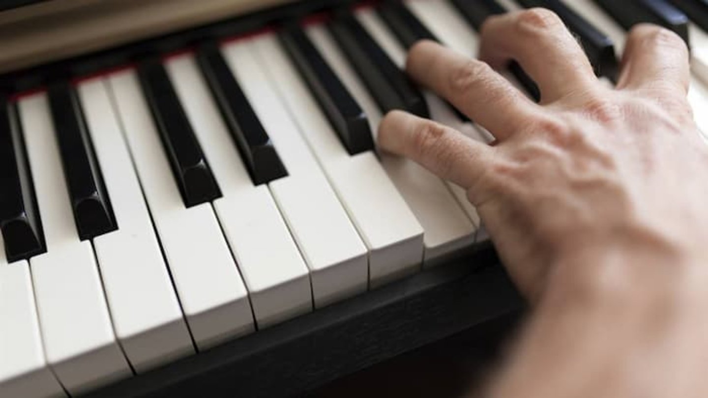 Con estos cursos online podrás aprender a tocar el piano desde cero e interpretar tus melodías favoritas como un profesional, aunque debes practicar bastante