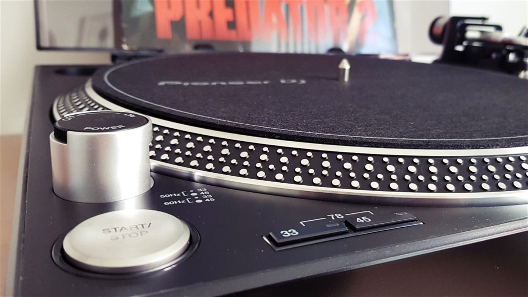 Este tocadiscos con altavoces de Pioneer DJ es ideal para amantes