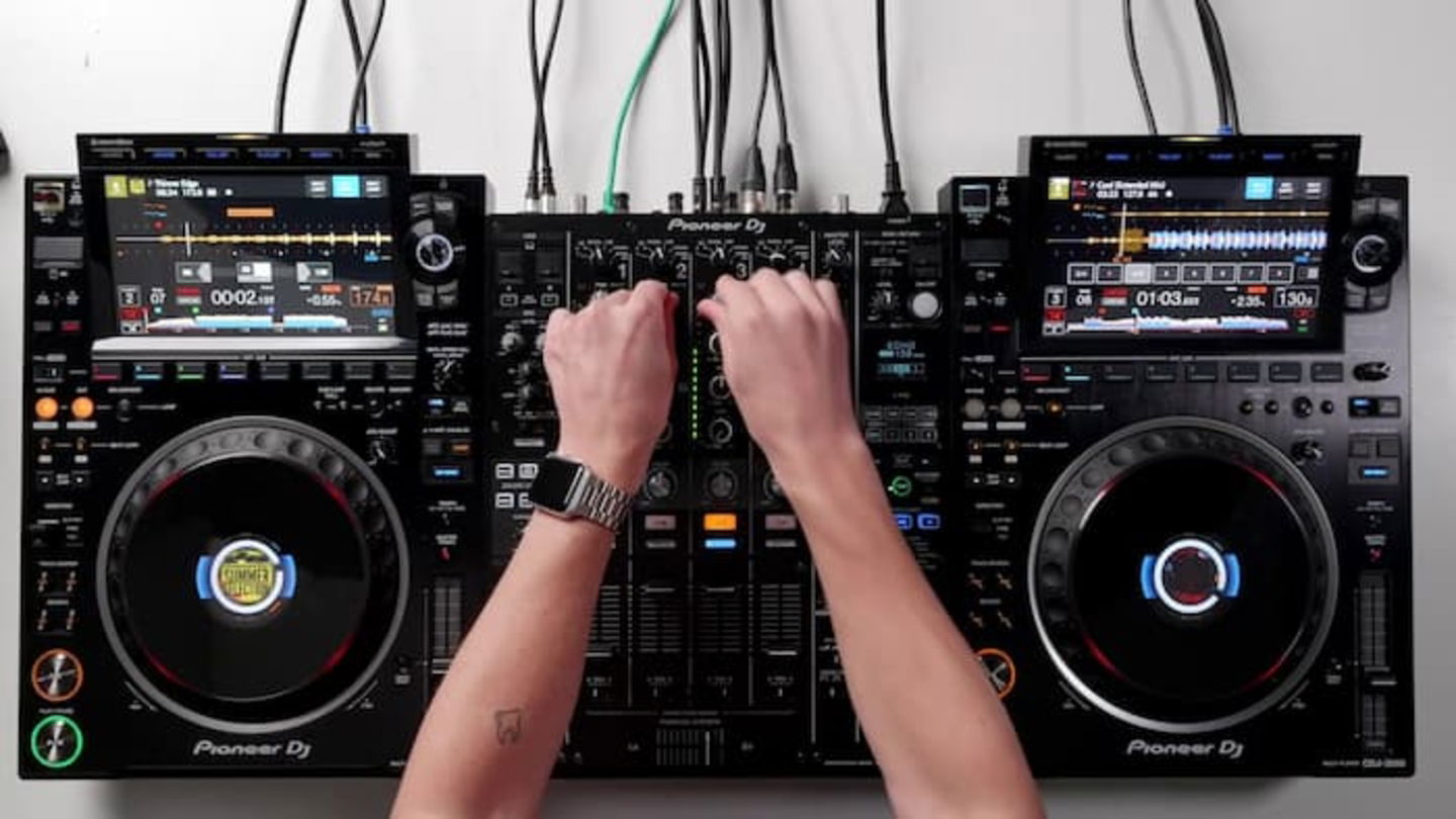 Si has soñado con convertirte en DJ, entonces el primer paso que debes dar es apuntarte en cualquiera de estos cursos que hemos seleccionado para ti