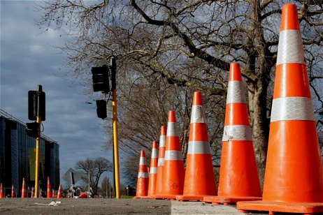 ¿Por qué son naranjas los conos de tráfico?