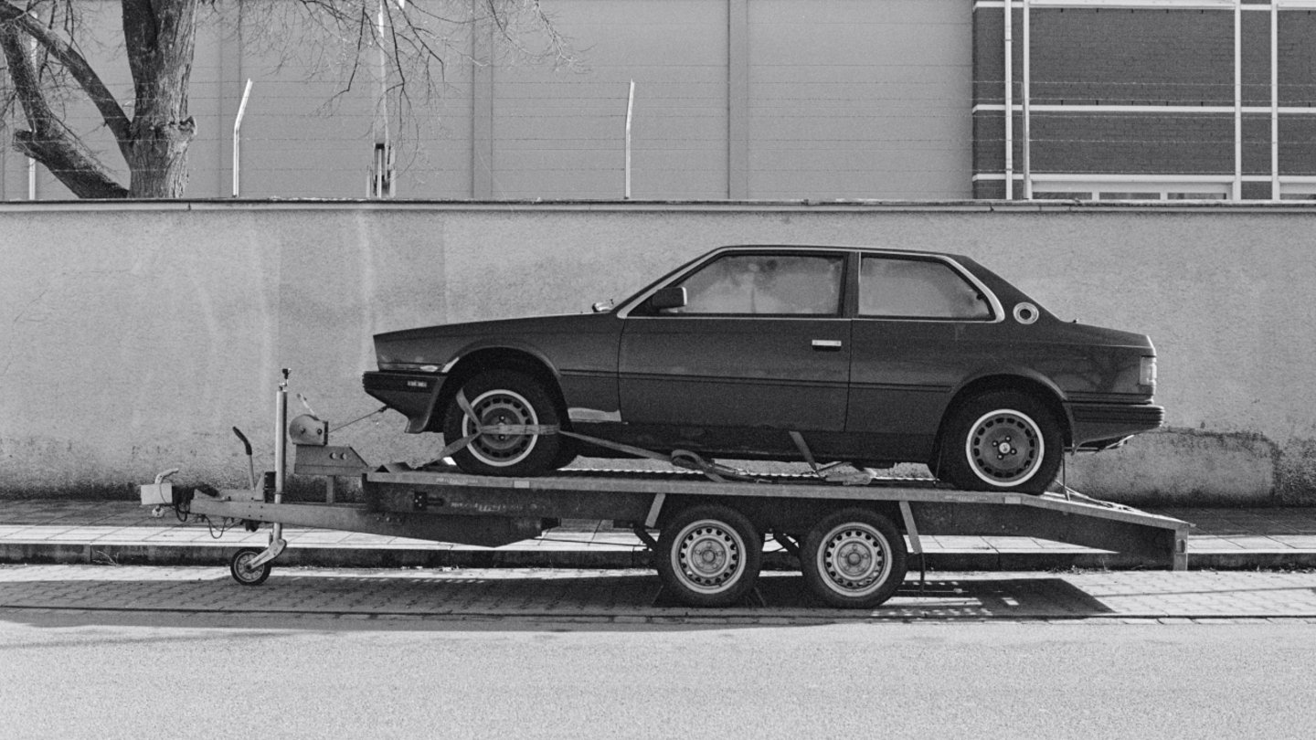 Imagen de archivo de un coche montado sobre la parte trasera de una grúa