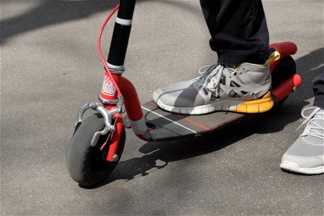 Barcelona expulsa a las bicis y patinetes eléctricos de las aceras: así debes circular para evitar multas