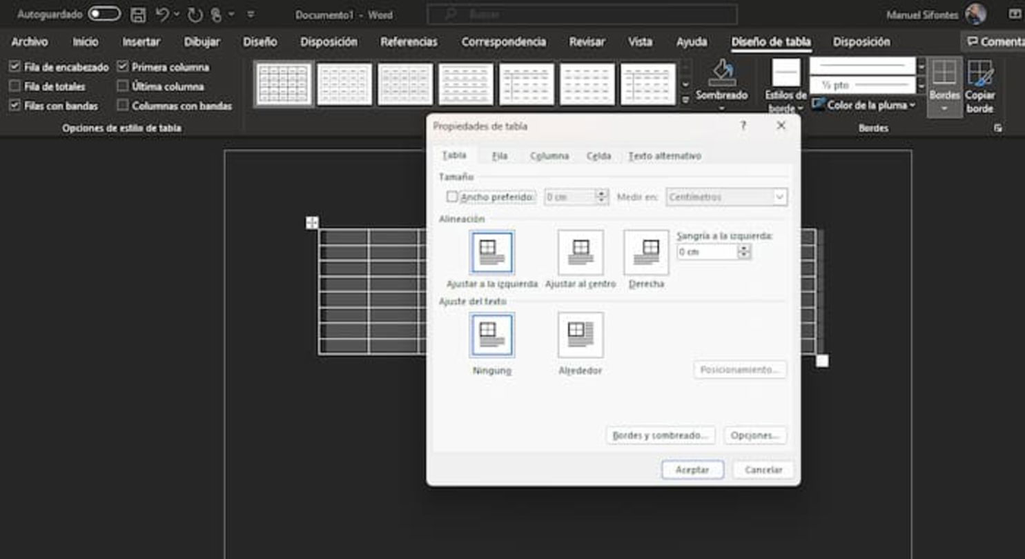 Para alinear la tabla, tendrás que acceder a las Propiedades de la tabla al hacer clic derecho en el icono de la cruz que aparece en la esquina superior izquierda