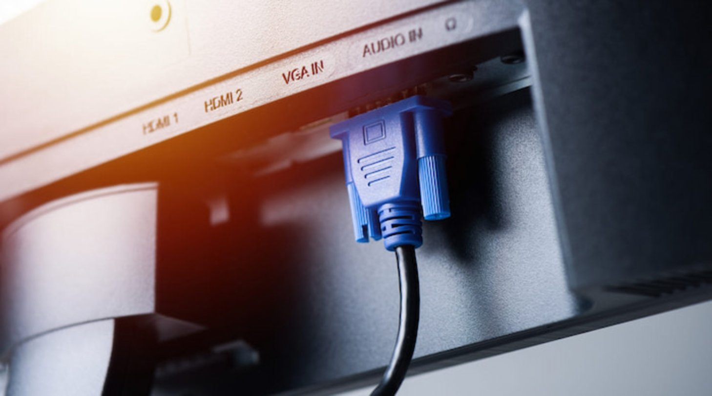 Para solucionar el problema del parpadeo de pantalla, prueba a conectar correctamente el cable VGA o HDMI y asegurarte que no hay falso contacto