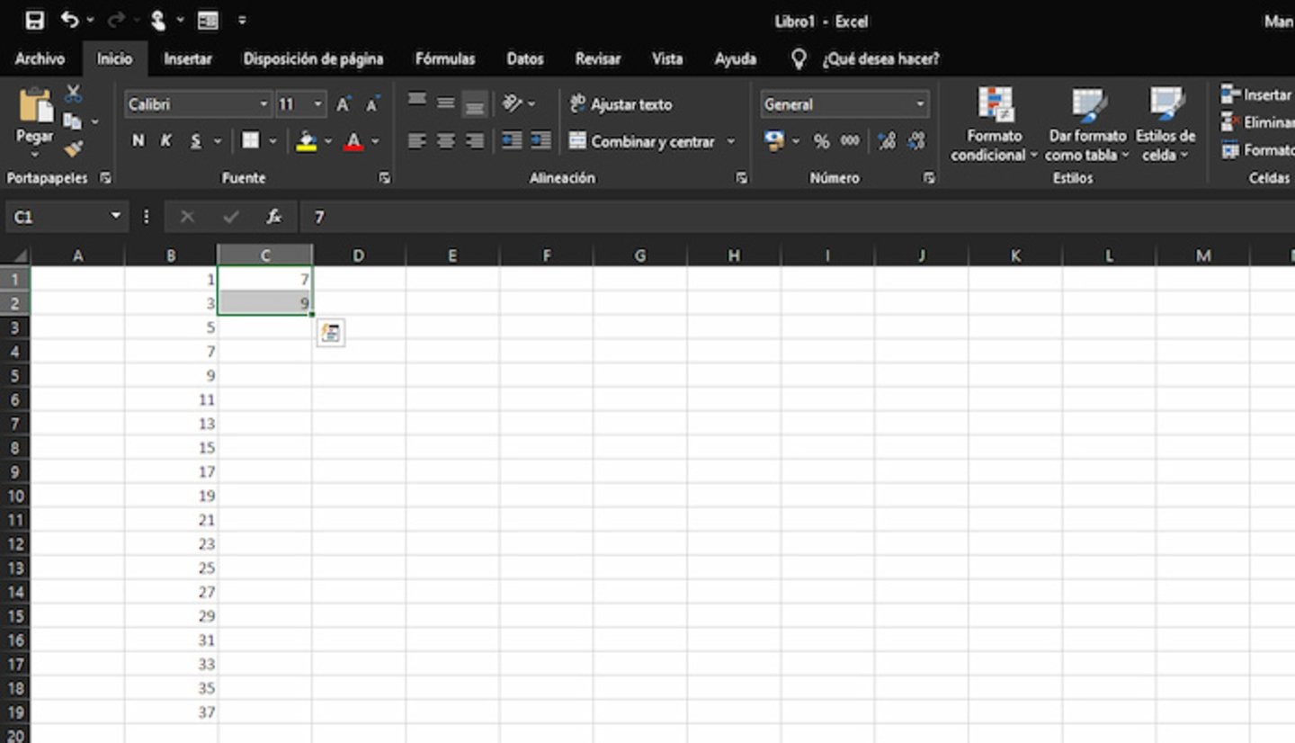 Si necesitas introducir números impares en celdas consecutivas de Excel, también puedes utilizar el autorrelleno