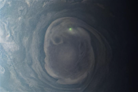 Ese destello verde es un increíble relámpago que la NASA ha fotografiado durante una tormenta en Júpiter