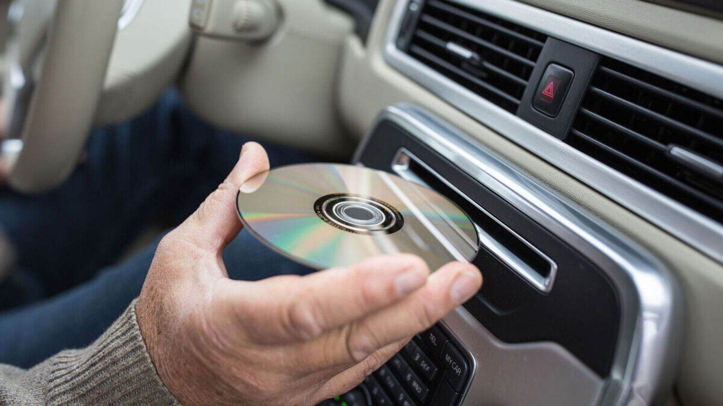 Un usuario insertando un CD en el coche