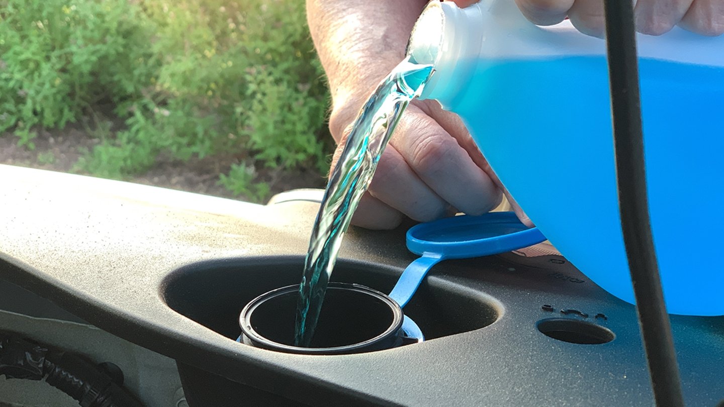 Por qué no debes rellenar el líquido limpiaparabrisas con agua