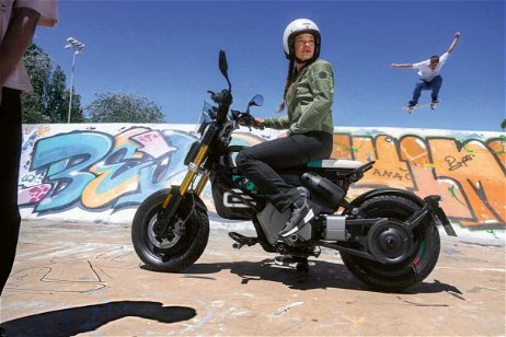BMW lanza la CE 02, la motocicleta low cost para conquistar la ciudad con un diseño retro