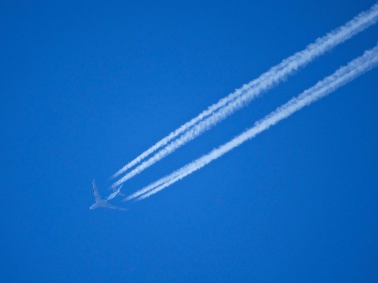 Por qué los aviones dejan una estela blanca avión