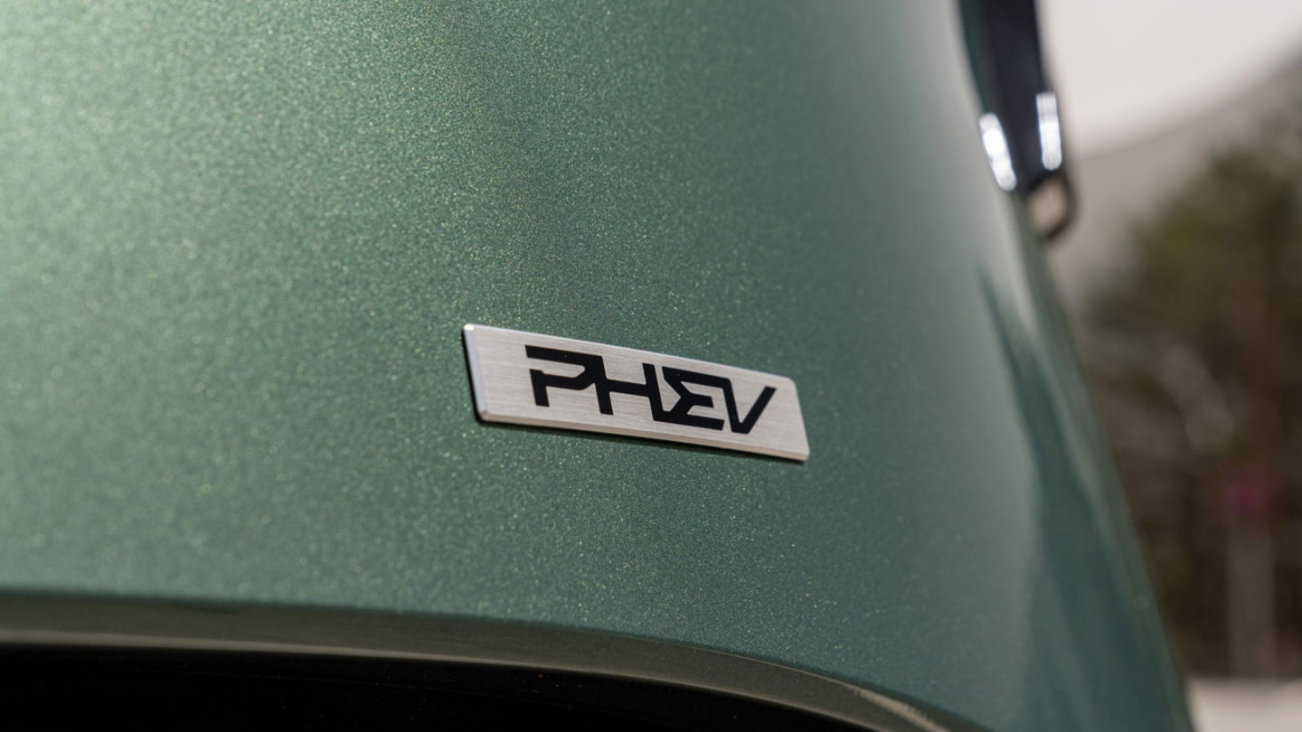 Los vehículos híbridos pueden ser microhíbridos (MHEV), híbridos combinados (HEV) o híbridos enchufables (PHEV).