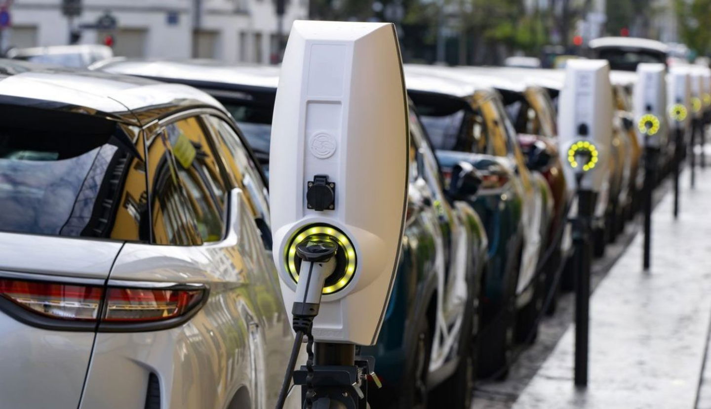 Cómo comprarte un coche eléctrico ahorrando dinero: consejos que te pueden resultar muy útiles