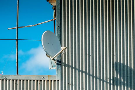 Cómo orientar una antena parabólica paso a paso