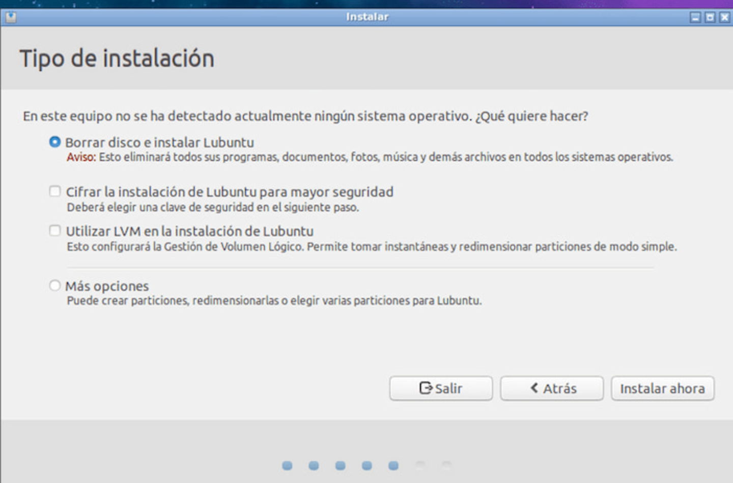 En el tipo de instalación debes asegurarte de seleccionar la opción que borre todo el contenido del disco para instalar la distribución de Linux