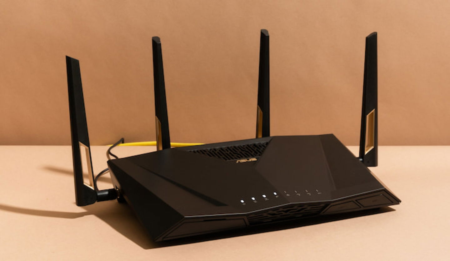 Hay algunos dispositivos y cables específicos que generan interferencia con la red WiFi