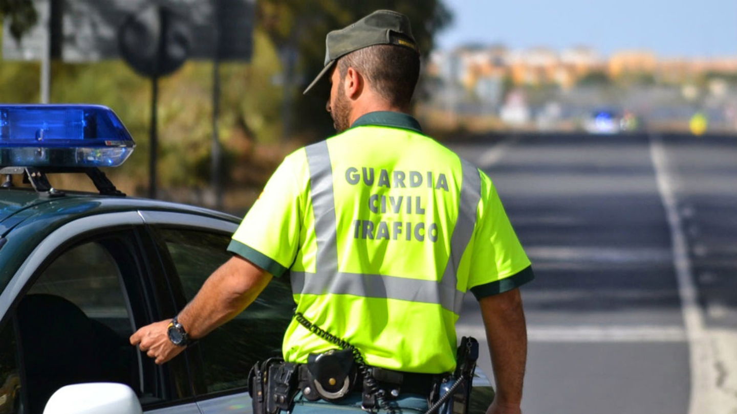 Adelantar por la derecha tiene una multa de 200 euros, igual que todas las infracciones graves contra el Reglamento General de Circulación.