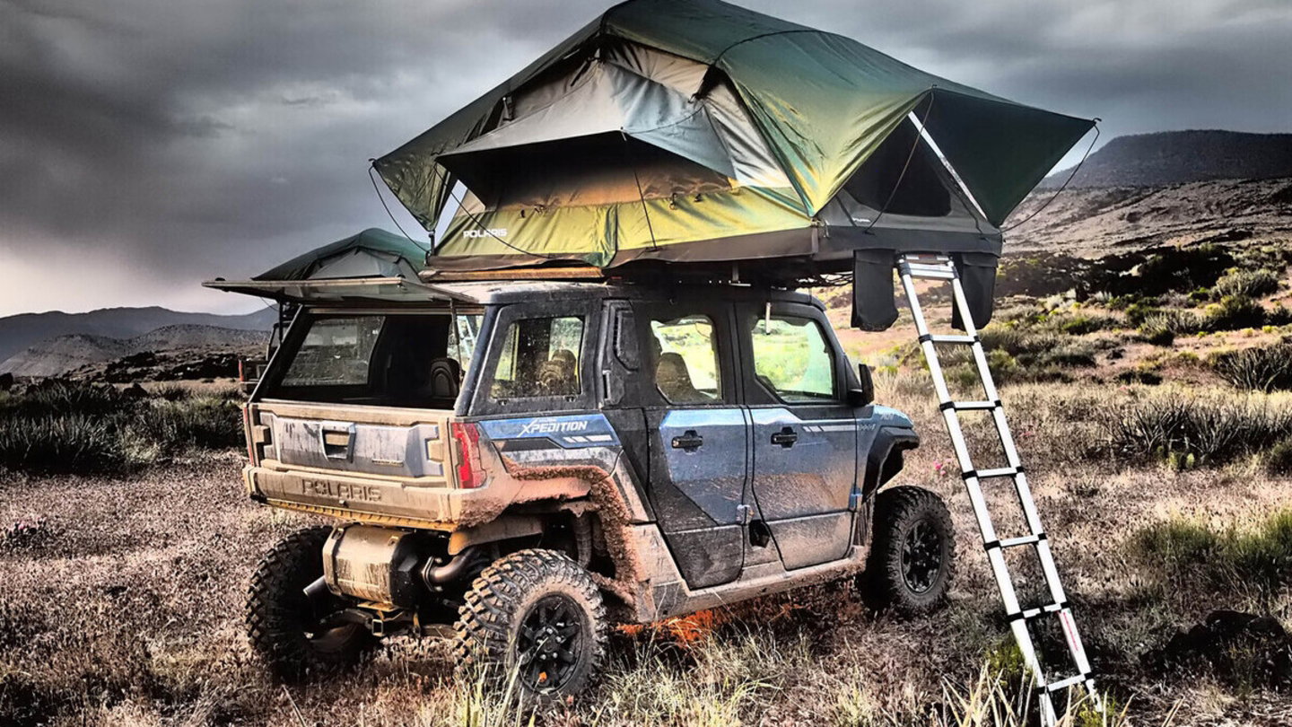 Un Polaris con una instalación de tienda de campaña