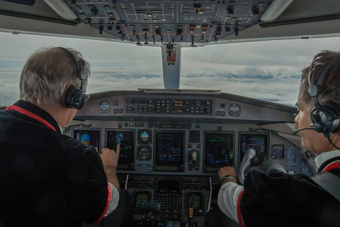 Por qué los aviones tienen dos timones y para qué sirven pilotos