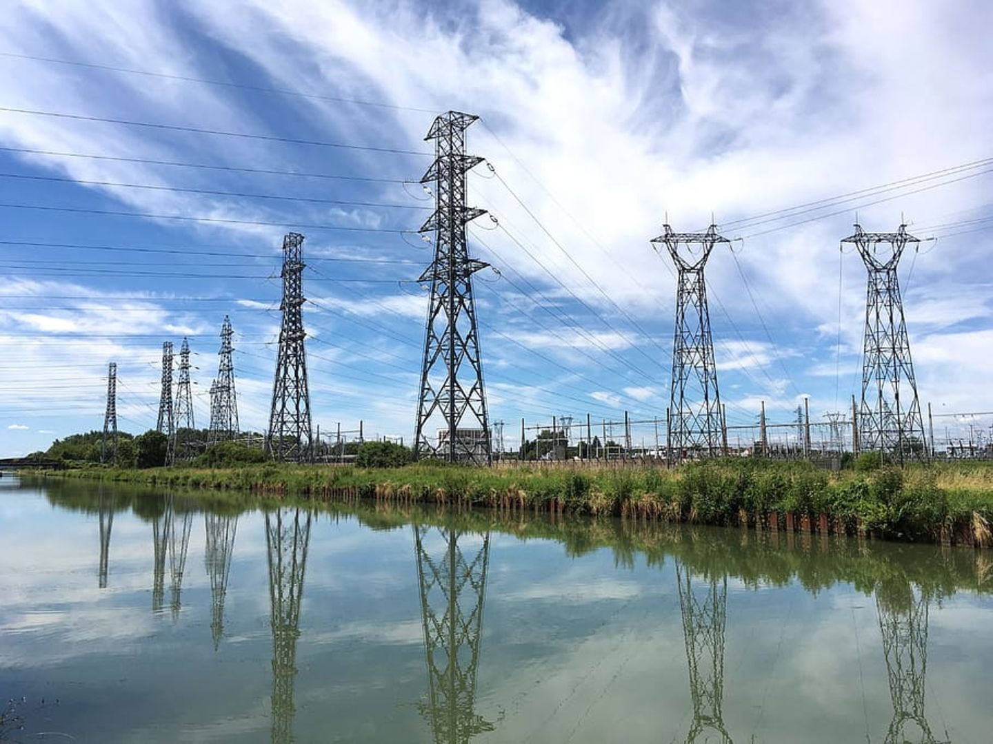 Qué es la electricidad estática, cómo se produce y cómo evitarla torres