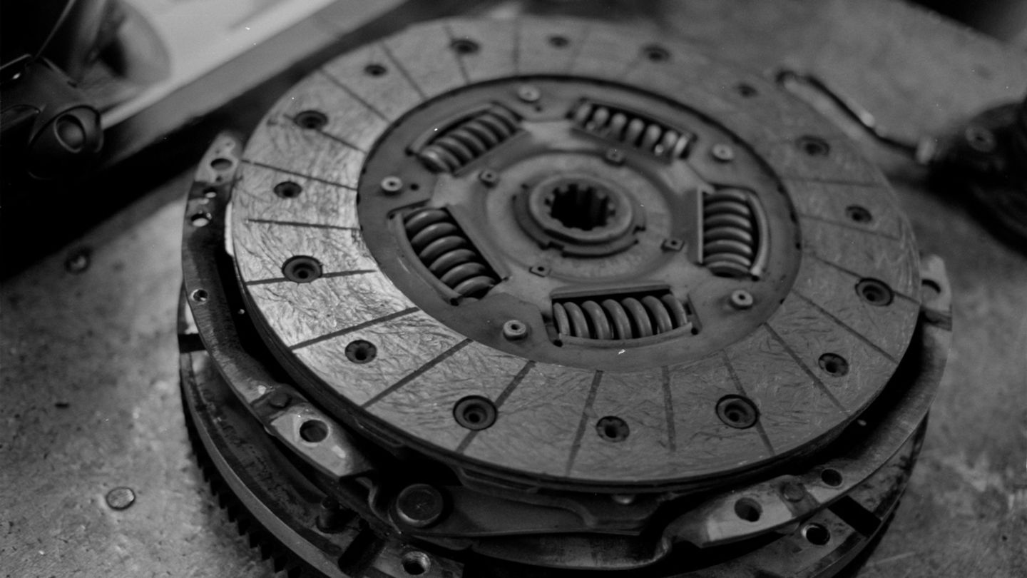 El disco de embrague es uno de los elementos que sufre más averías en la transmisión de un vehículo.