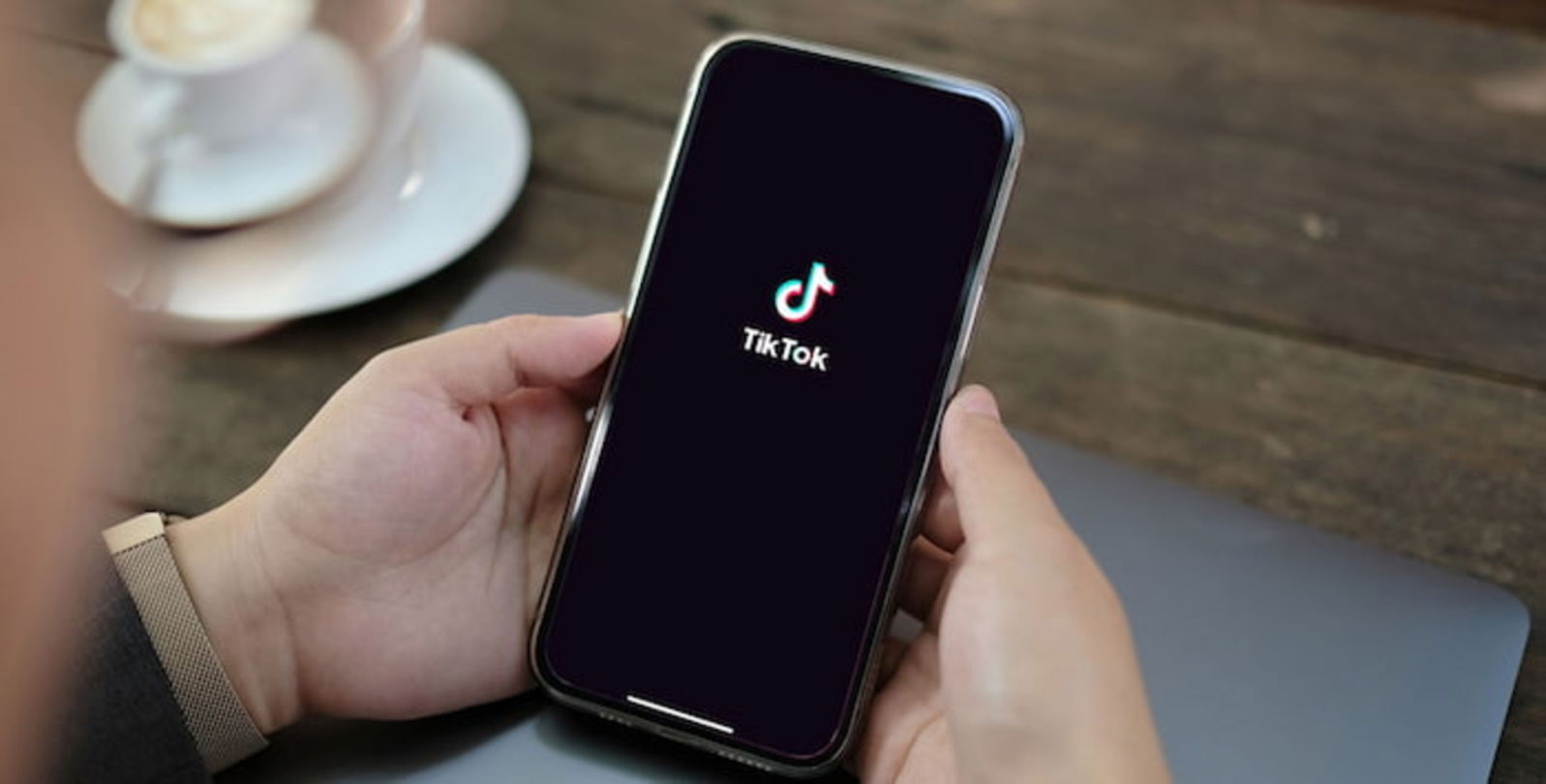 Es fundamental que monitorees el rendimiento de tus publicaciones en TikTok para identificar qué funciona mejor