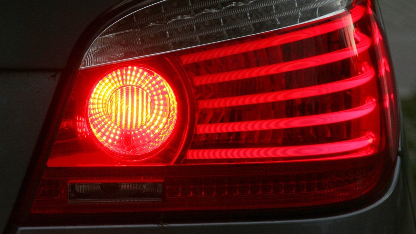 Cómo pulir los faros del coche: así recuperan su poder de iluminación