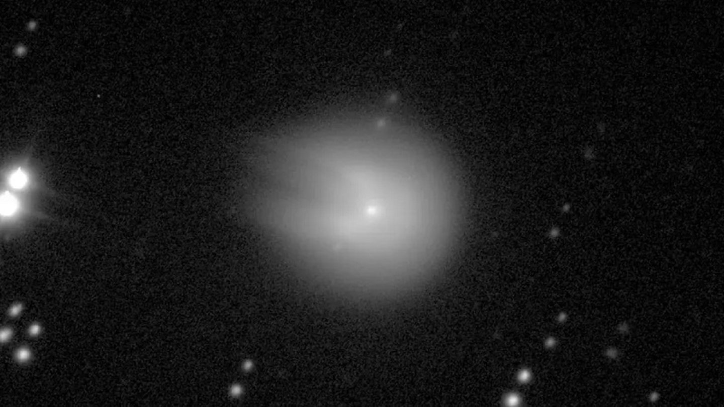 El espacio tiene ahora enormes destellos de luz después de que este cometa sufra violentas erupciones