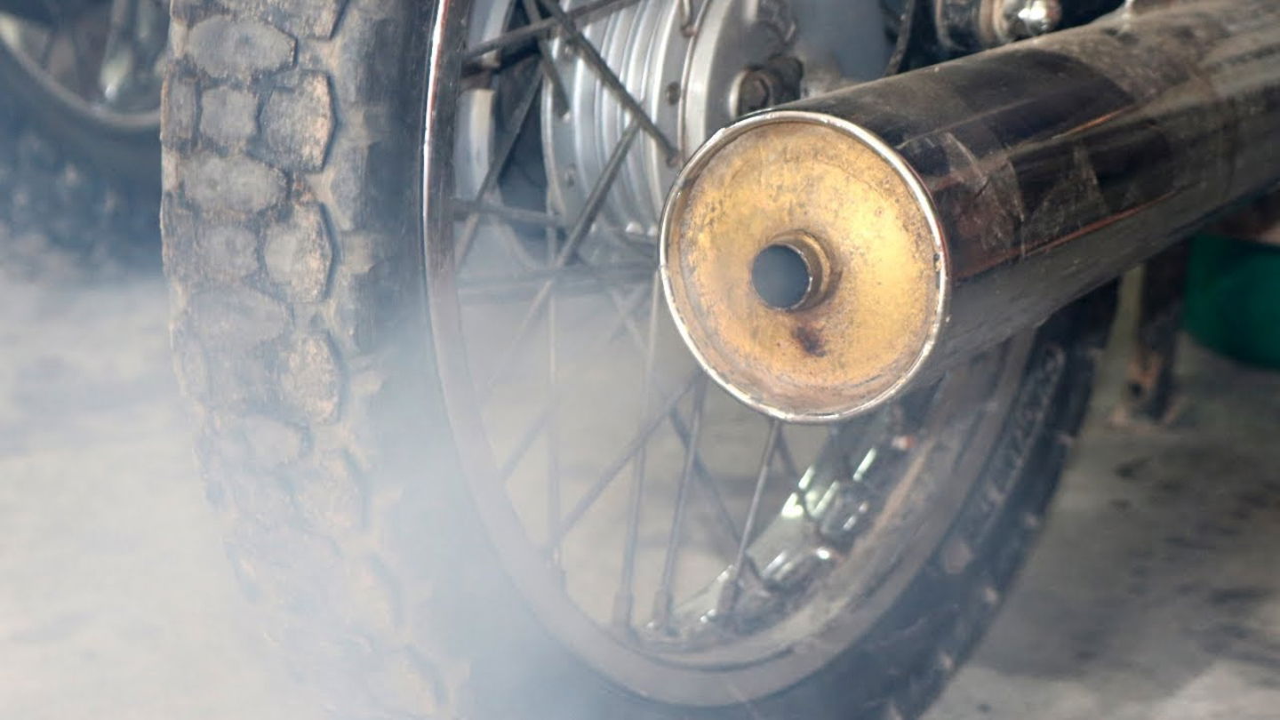 ¿Tu moto echa mucho humo? A qué puede deberse y cómo solucionarlo