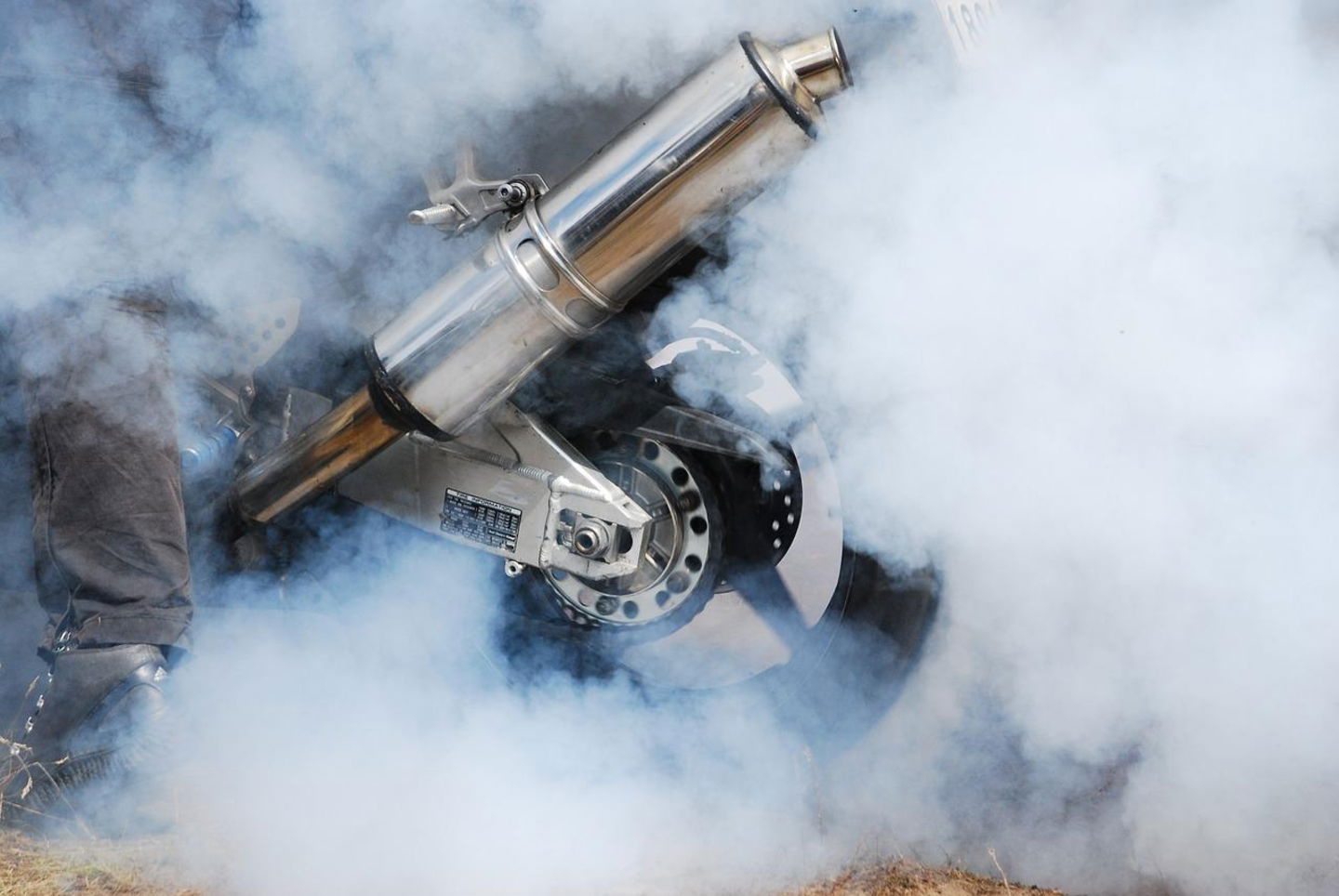 ¿Tu moto echa mucho humo? A qué puede deberse y cómo solucionarlo