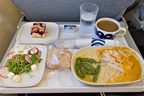 Por qué la comida en los aviones sabe mal