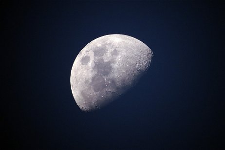 Porqué la luna tiene agujeros en su superficie