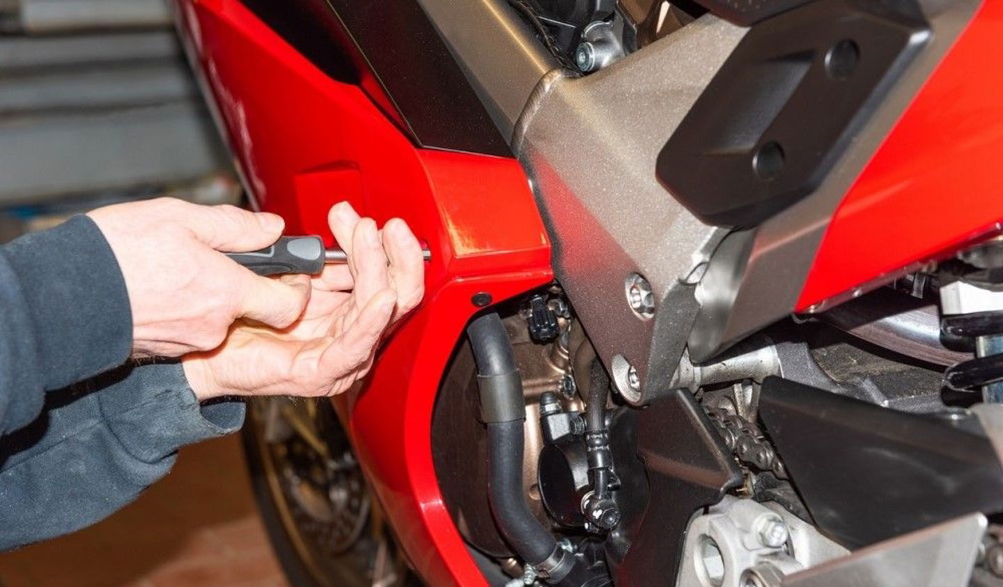 Cómo cambiar el aceite de una moto: proceso explicado paso a paso