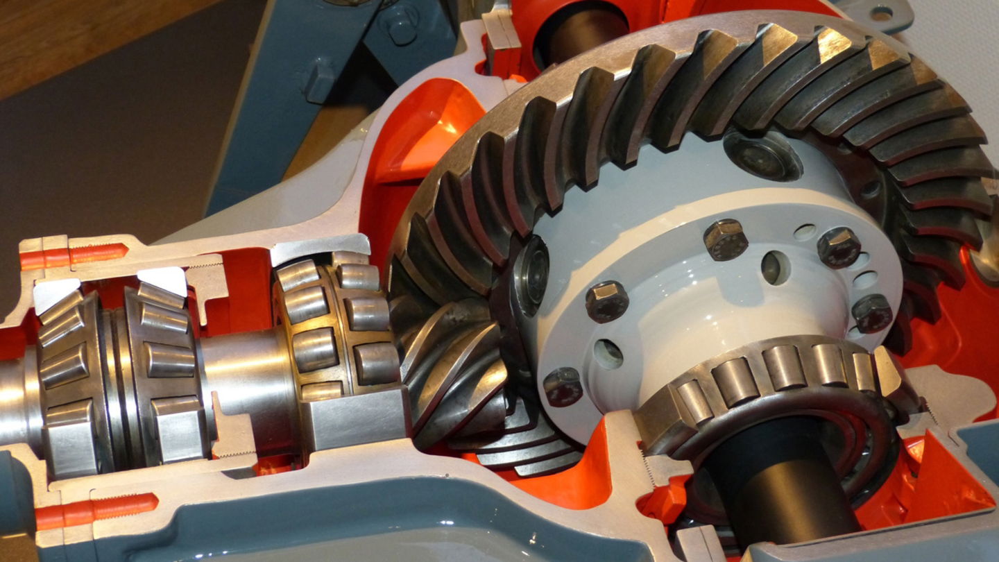 Los engranajes de la transmisión convierten la energía mecánica o eléctrica del motor en energía mecánica para las ruedas.