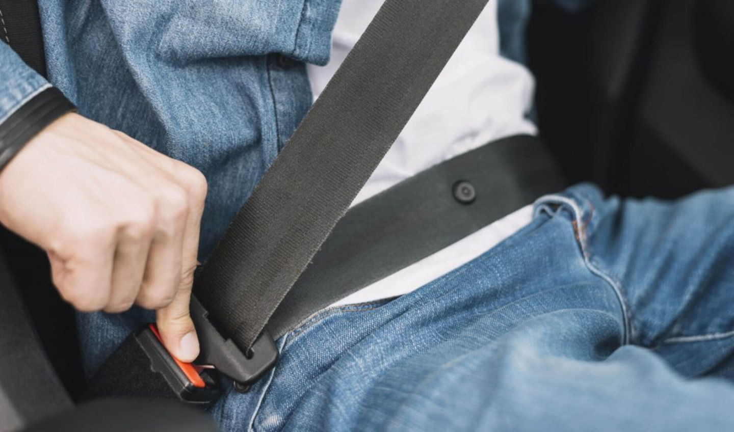 ¿Para qué sirve el botón que hay en los cinturones de seguridad del coche?