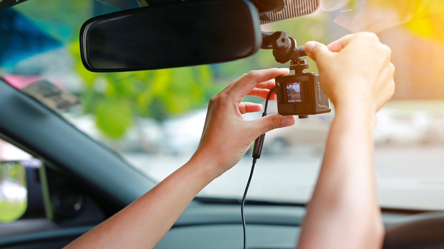 Es legal llevar una cámara en el coche?