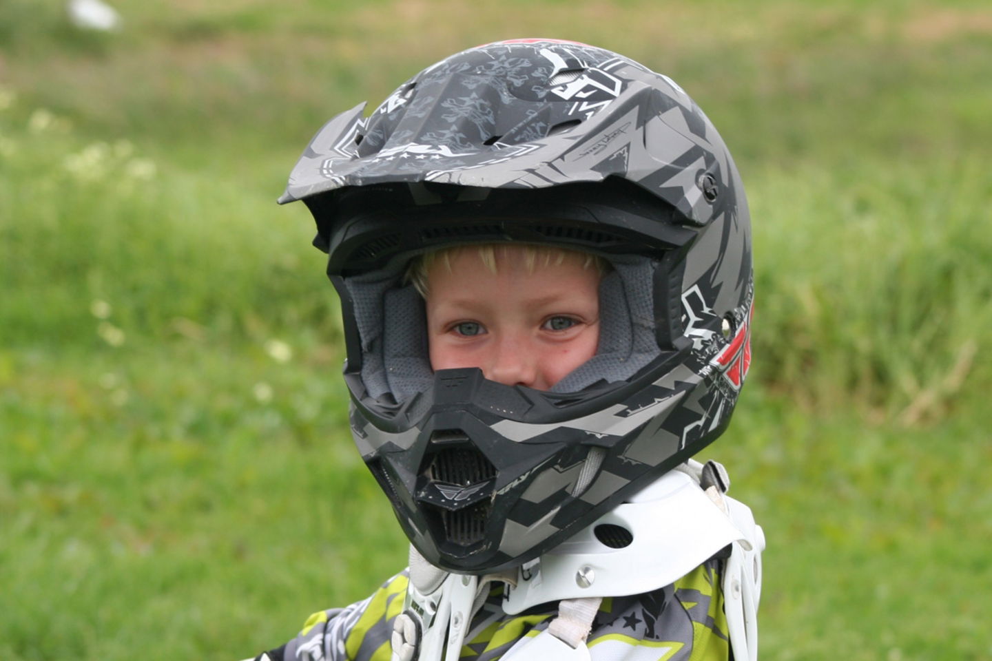 Los niños habilitados para subirse como pasajeros en una moto deben hacerlo con un casco homologado y acorde a su edad.
