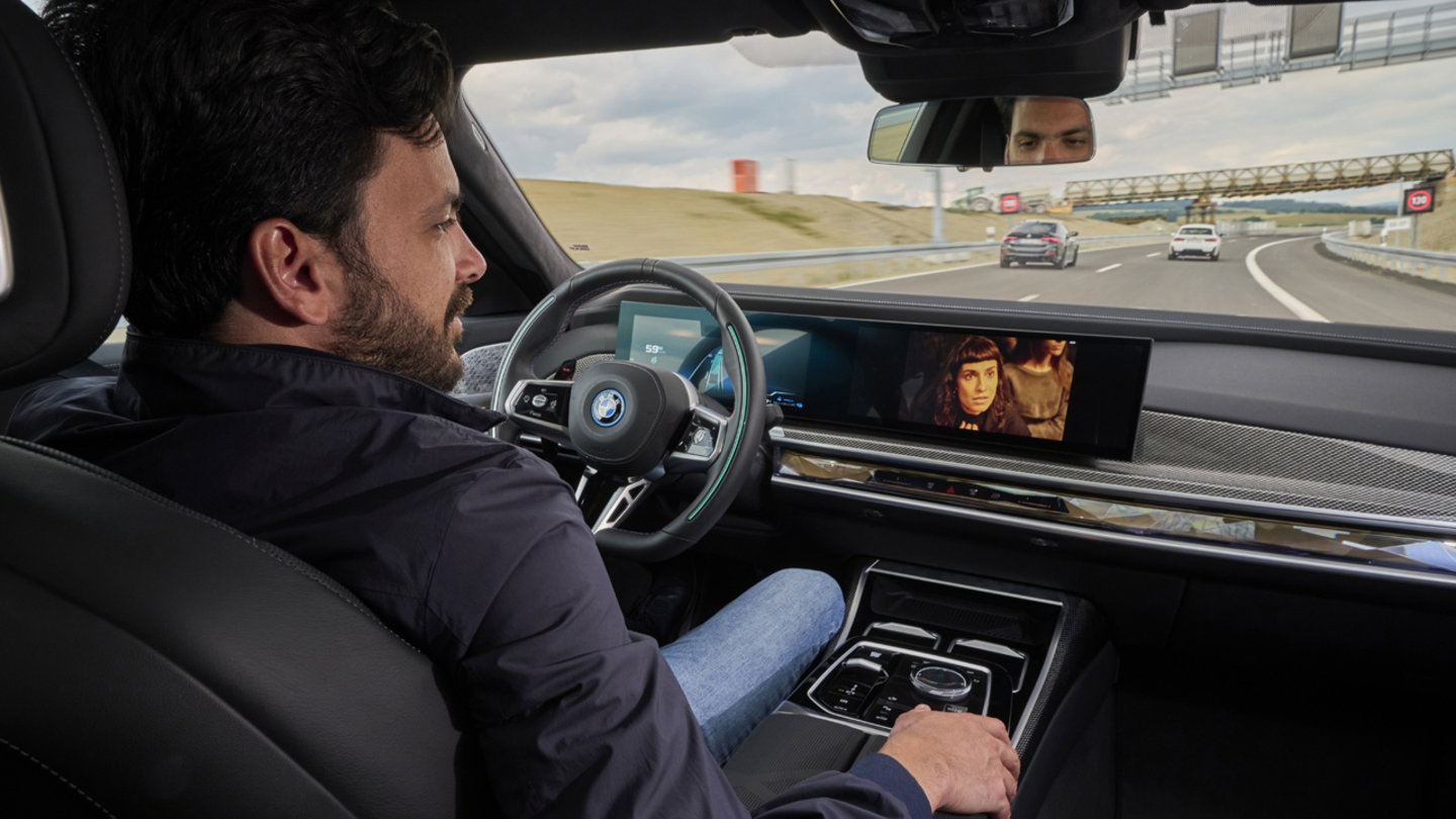 Ver una serie mientras se conduce ya es posible, aunque siempre hay que prestar atención a la carretera.