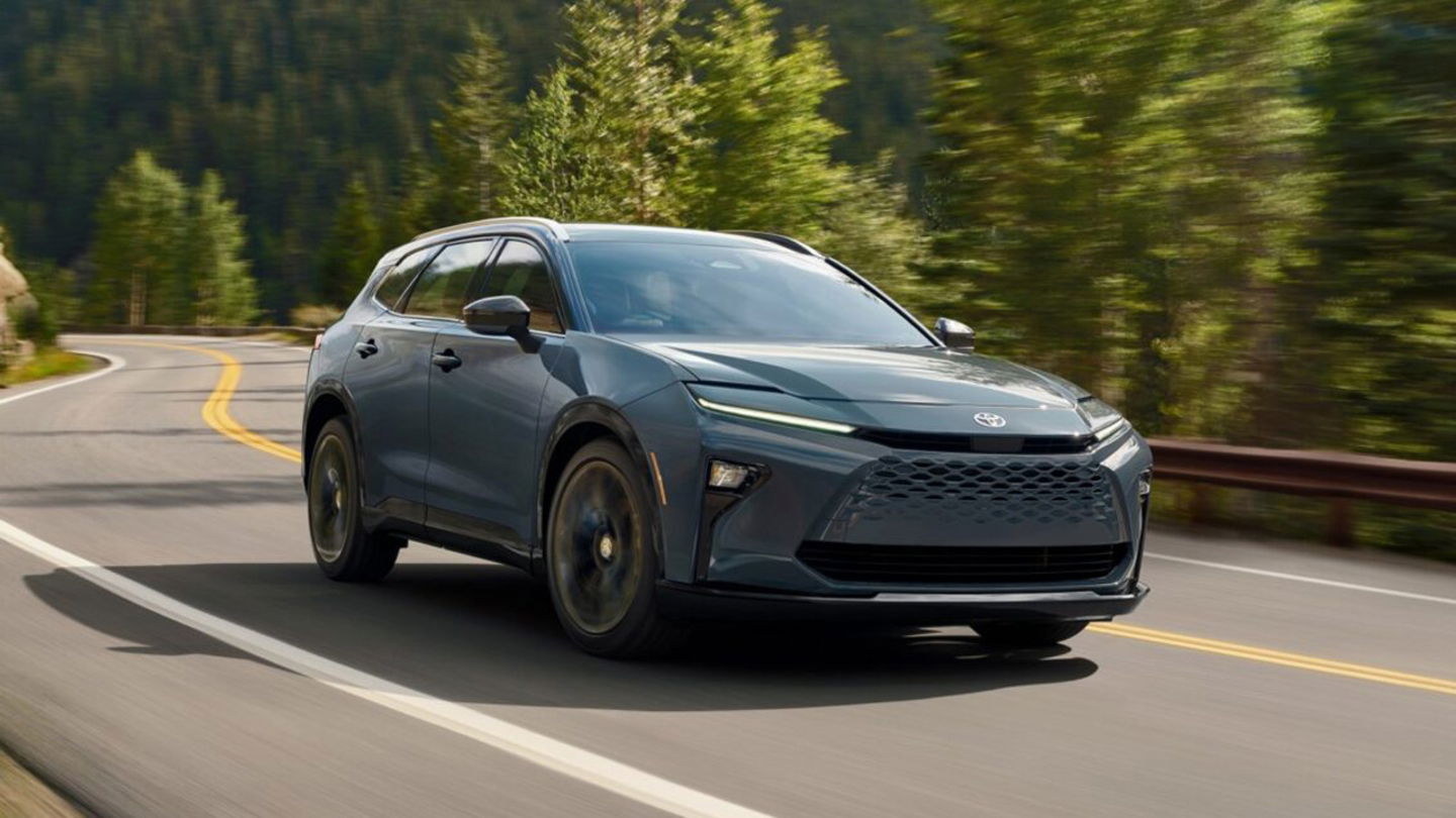El Toyota Crown Signia llegará a finales de 2024 para cubrir el espacio que deja el Venza en la gama del fabricante.