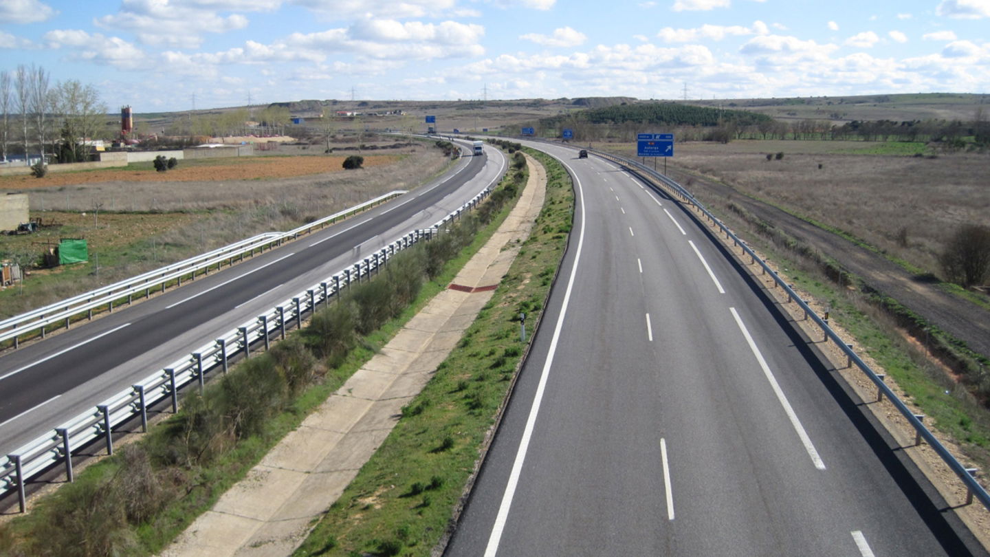 El Código de Circulación establece una velocidad máxima y mínima de circulación según el tipo de vía.