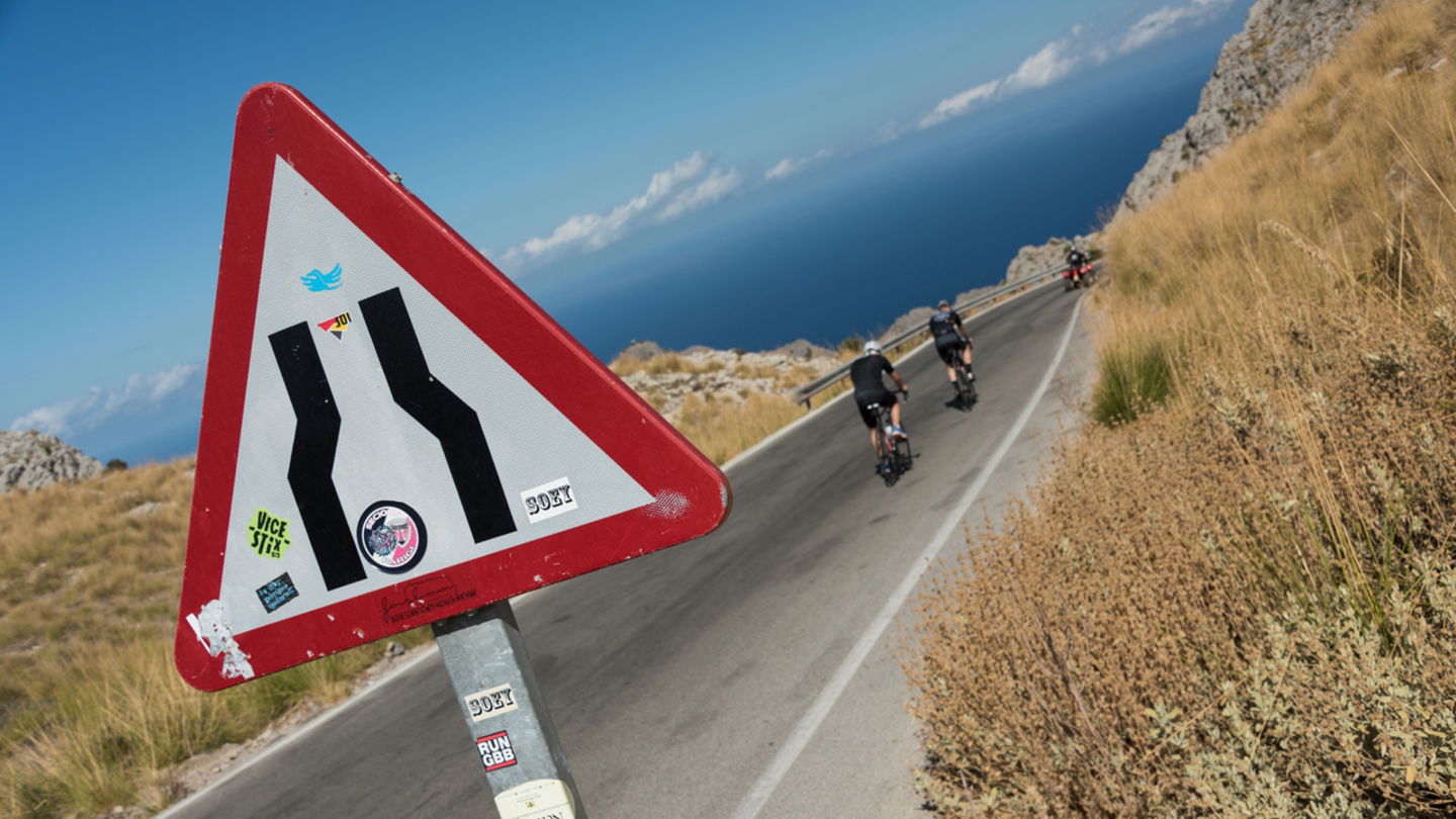 Un estrechamiento o la presencia de ciclistas son causas justificadas para rodar por debajo de la velocidad mínima establecida.