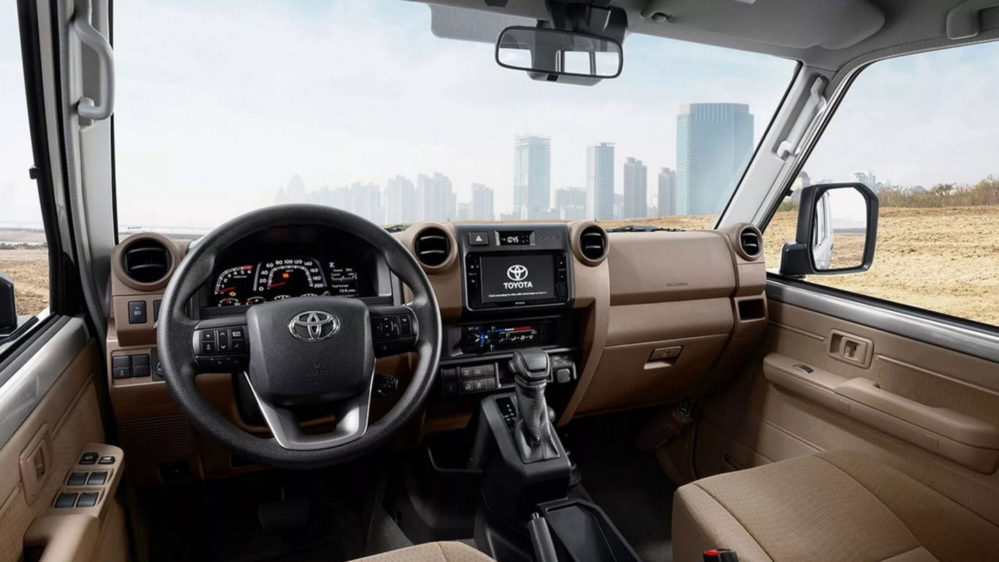 Viendo el interior de esta versión del Toyota Land Cruiser 70 es difícil decir que es un modelo que nació en 1984.